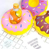Porte canette gonflable donuts flottant dans la piscine